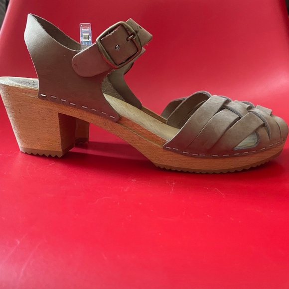 Stylish Tan Leather Sandals - Picture 2 of 7